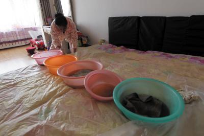 鹿寨楼上漏水，住户失联，小区没物管，业主维权难！律师来支招……